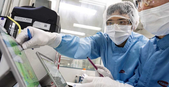 비만 치료제가 황금알을 낳는 거위로 부상하면서 전세계 제약사들이 경쟁적으로 상품 개발에 뛰어들고 있다. 한미약품 연구원들이 신약 연구를 하고 있다.    한미약품 제공